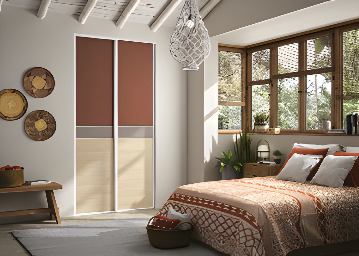 Chambre chaleureuse avec dressing coulissant et décoration naturelle – Harmonie de couleurs terracotta et beige.