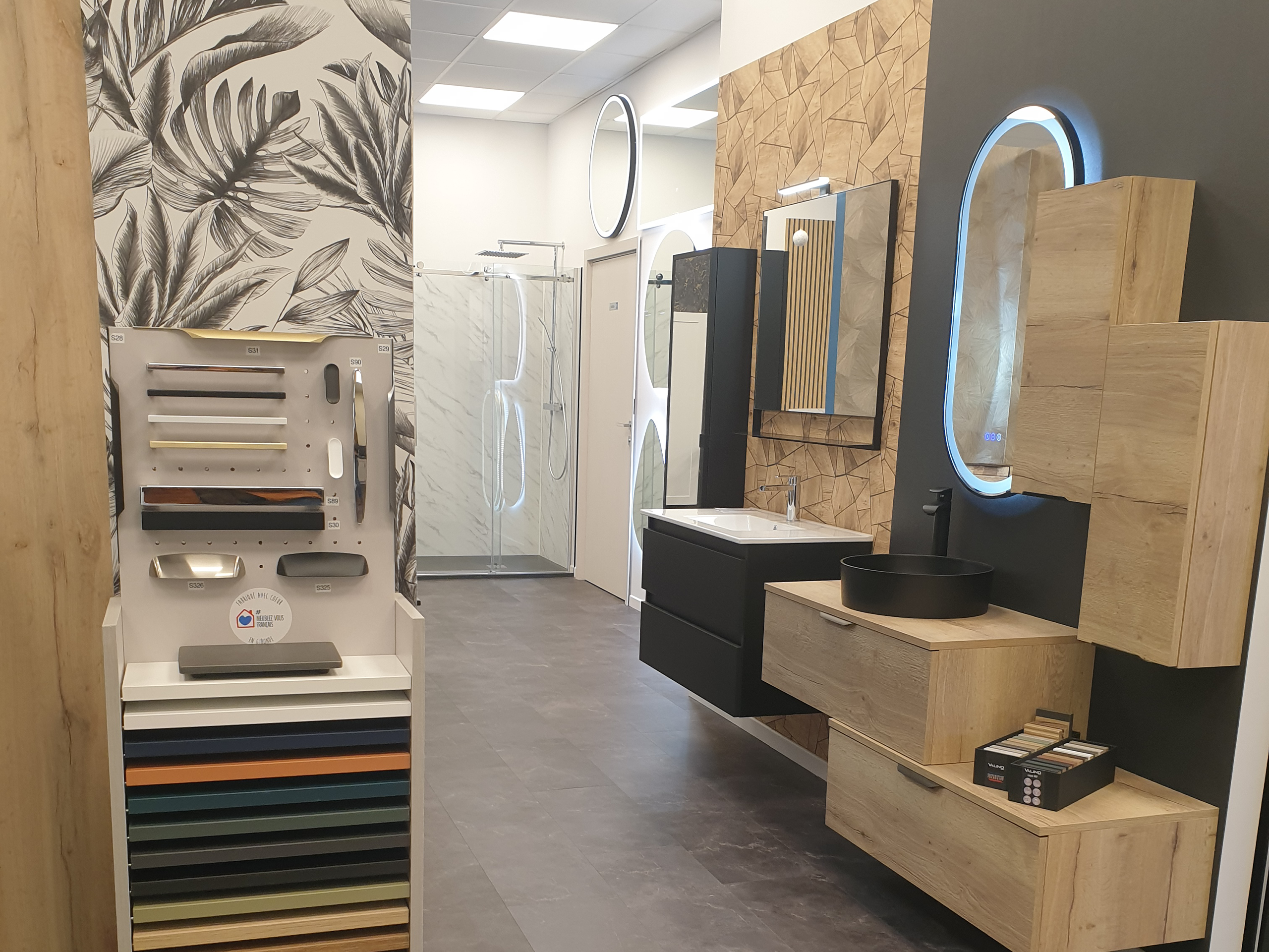 Showroom Place aux Agenceurs avec mobilier en bois et salle de bain moderne – Exposition de finitions et poignées pour aménagement intérieur.
