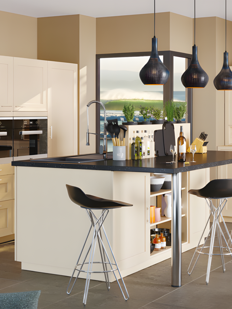 Cuisine contemporaine avec îlot central blanc, plan de travail en pierre noire et grandes fenêtres donnant sur un paysage verdoyant.